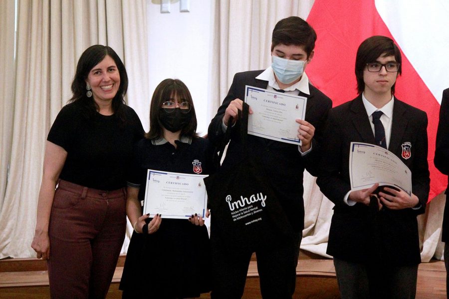 Dos alumnos y una alumna posando con sus diplomas por la certificación de taller de salud mental