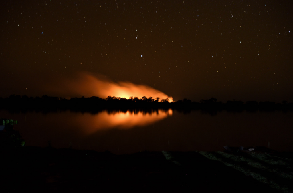 Incendio en el Pantanal brasileño, en abril de 2020, por la noche. Foto: ©Andre Zumak / WWF-Brasil