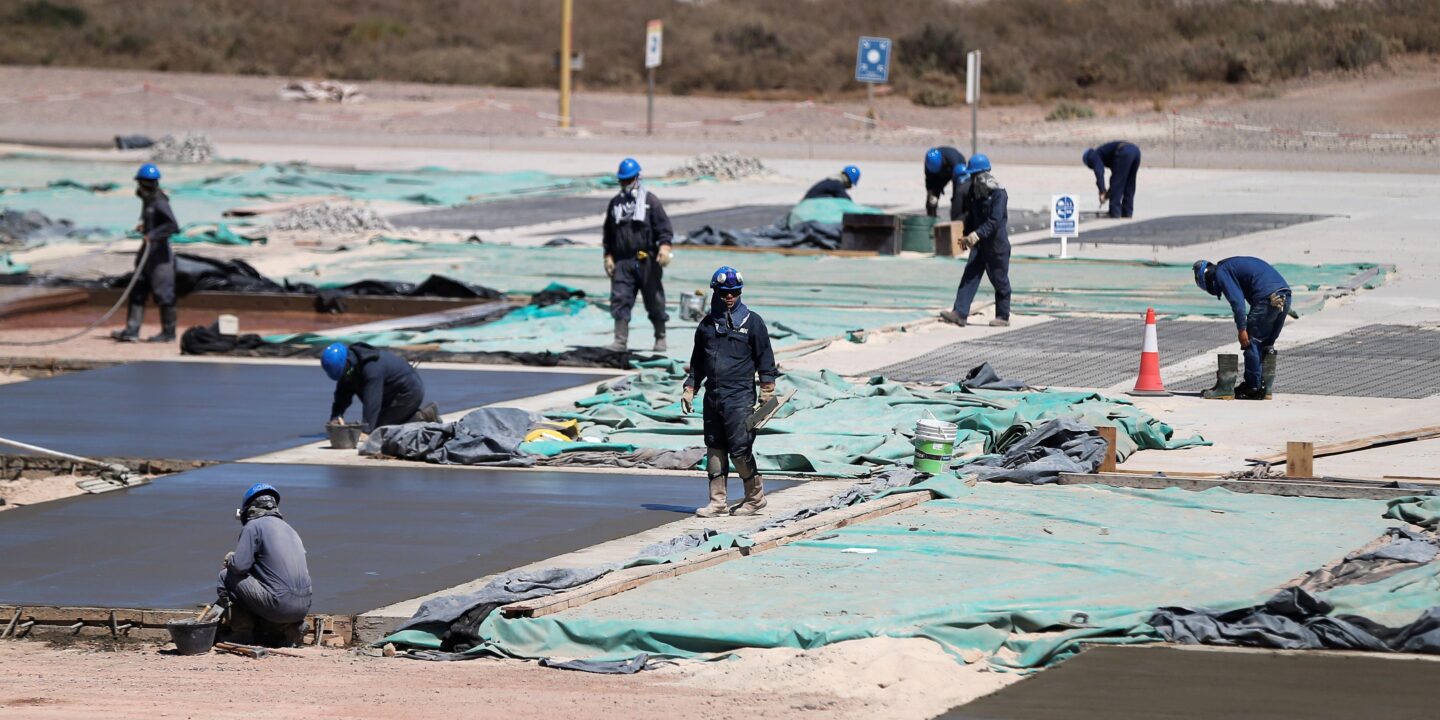 Trabajadores en una refinería de arena utilizada para el proceso de fracking, en los yacimientos de petróleo y gas de Vaca Muerta en la provincia de Neuquén, Argentina (Imagen: Agustin Marcarian / Alamy)