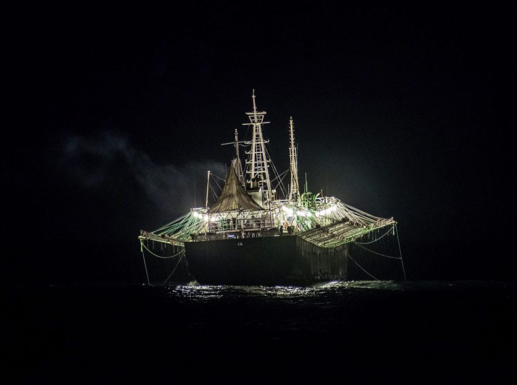 Un pesquero industrial de calamares en el Atlántico sudoccidental. Para atraer a los calamares, estos buques pescan de noche con luces brillantes y señuelos que se mueven de arriba y abajo (Imagen © Martin Katz / Greenpeace)