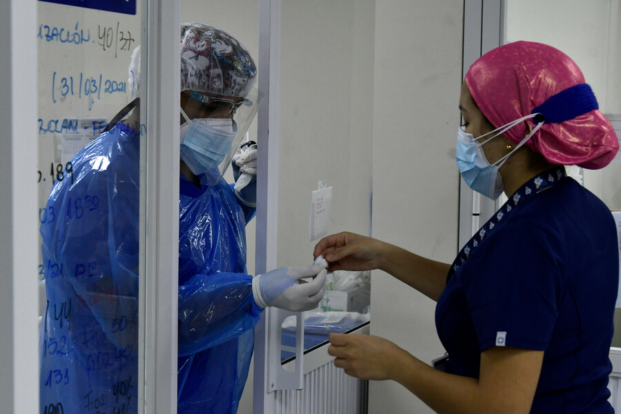 Enfermera ayudando a un doctor en una sala intensiva de la UCI