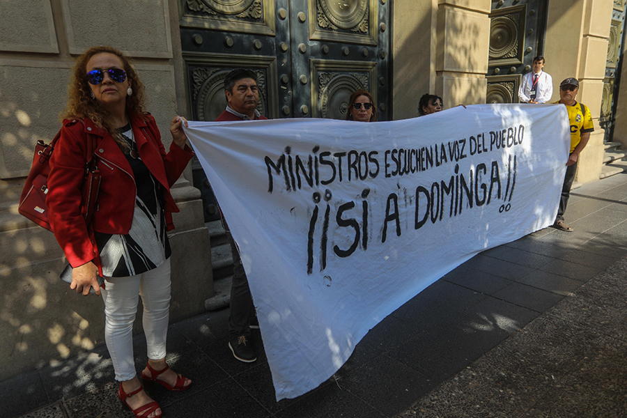 Alcalde de La Higuera entrega carta para el ministro de Hacienda. 